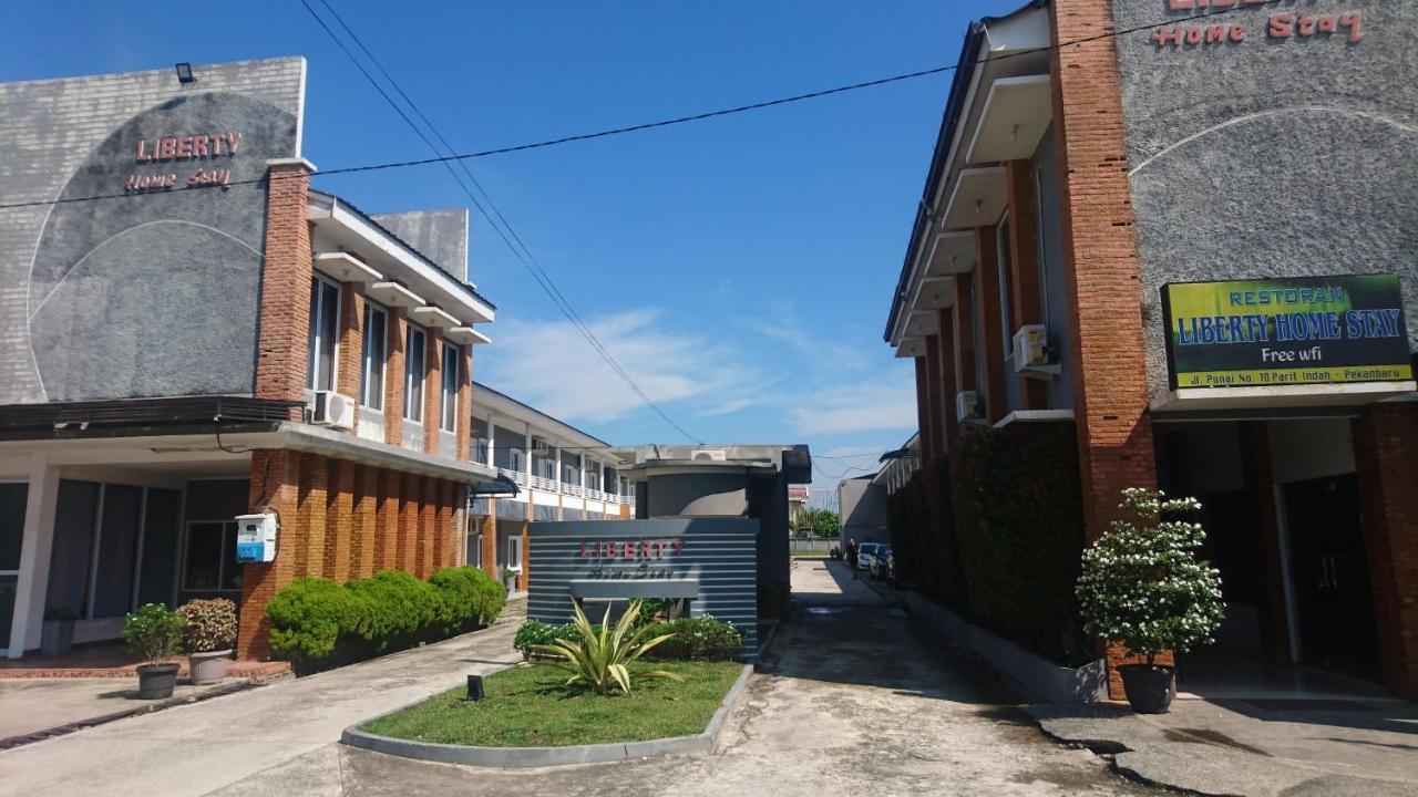 Liberty Homestay Parit  ภายนอก รูปภาพ