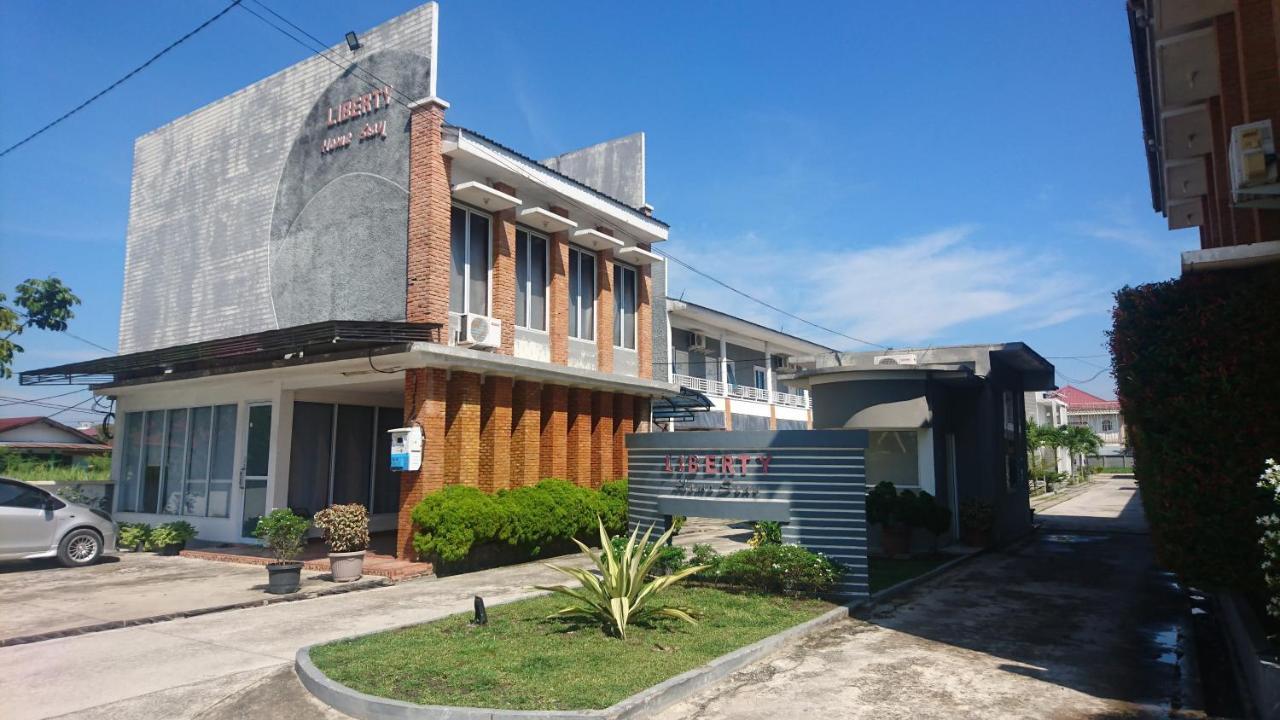 Liberty Homestay Parit  ภายนอก รูปภาพ